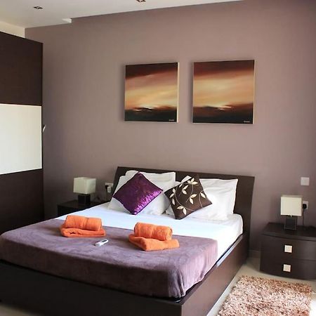 Sunny 2 Bedroom, 2 Bathrooms, Seaside Apt. Sliema Esterno foto