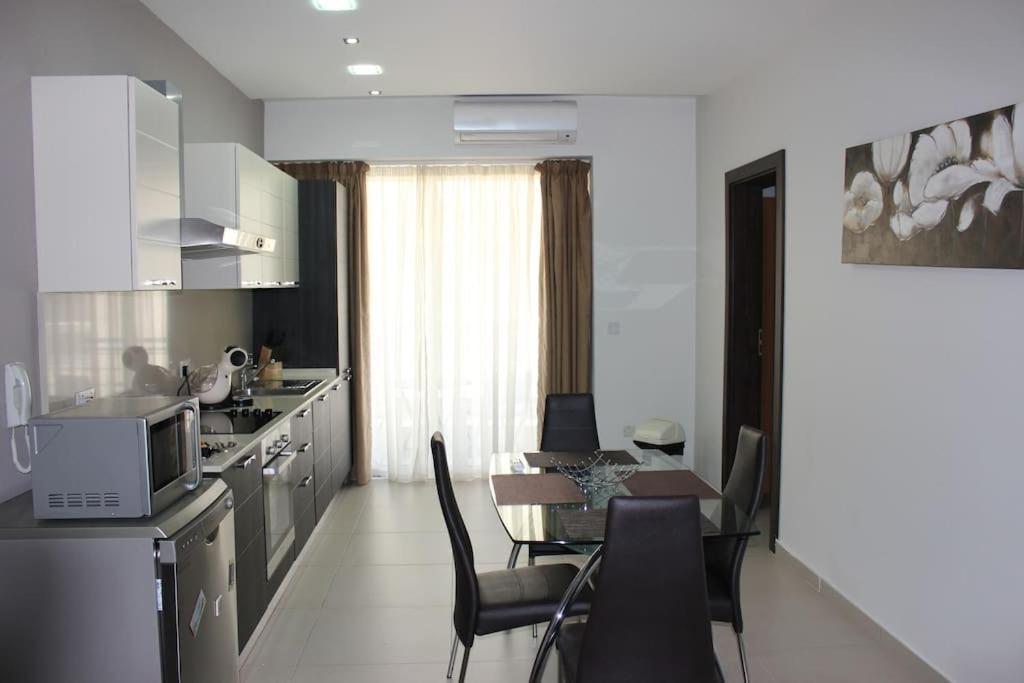 Sunny 2 Bedroom, 2 Bathrooms, Seaside Apt. Sliema Esterno foto