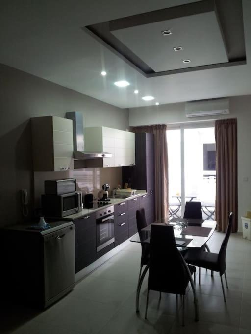 Sunny 2 Bedroom, 2 Bathrooms, Seaside Apt. Sliema Esterno foto