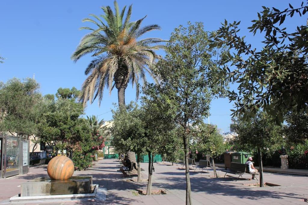 Sunny 2 Bedroom, 2 Bathrooms, Seaside Apt. Sliema Esterno foto
