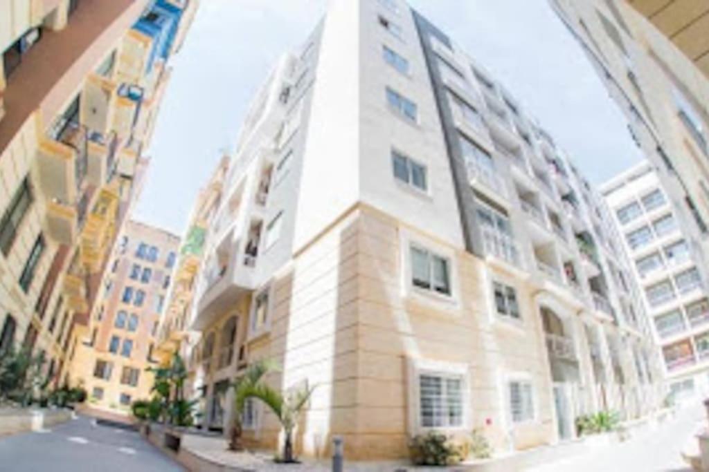 Sunny 2 Bedroom, 2 Bathrooms, Seaside Apt. Sliema Esterno foto