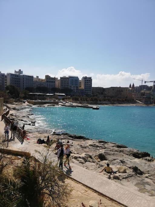 Sunny 2 Bedroom, 2 Bathrooms, Seaside Apt. Sliema Esterno foto