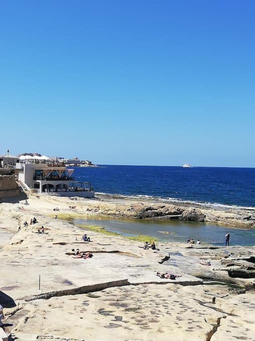 Sunny 2 Bedroom, 2 Bathrooms, Seaside Apt. Sliema Esterno foto