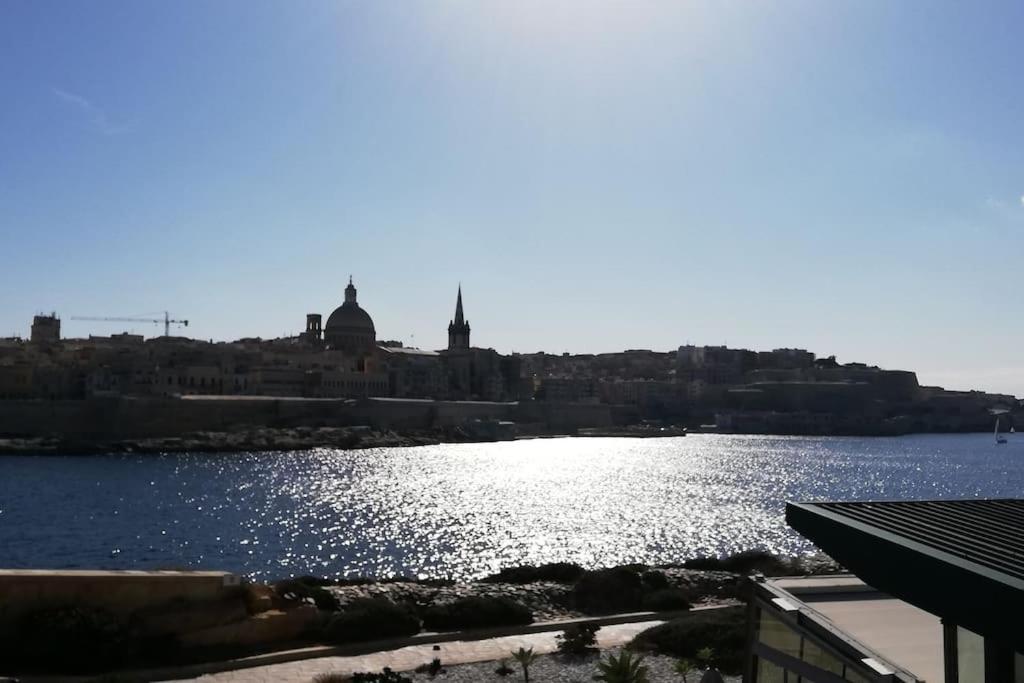 Sunny 2 Bedroom, 2 Bathrooms, Seaside Apt. Sliema Esterno foto